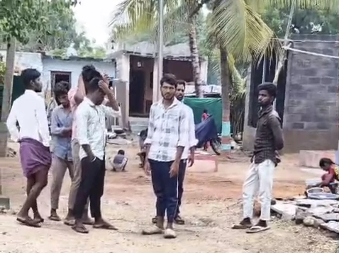 ಗ್ರಾಮದ ಯುವಕರು ರಸ್ತೆ ಸರಿಪಡಿಸುತ್ತಿರುವುದು