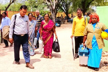 ಮತಗಟ್ಟೆಗೆ ತೆರಳಿದ ಚುನಾವಣಾ ಸಿಬ್ಬಂದಿ ಮತದಾನಕ್ಕೆ ಕ್ಷಣಗಣನೆ