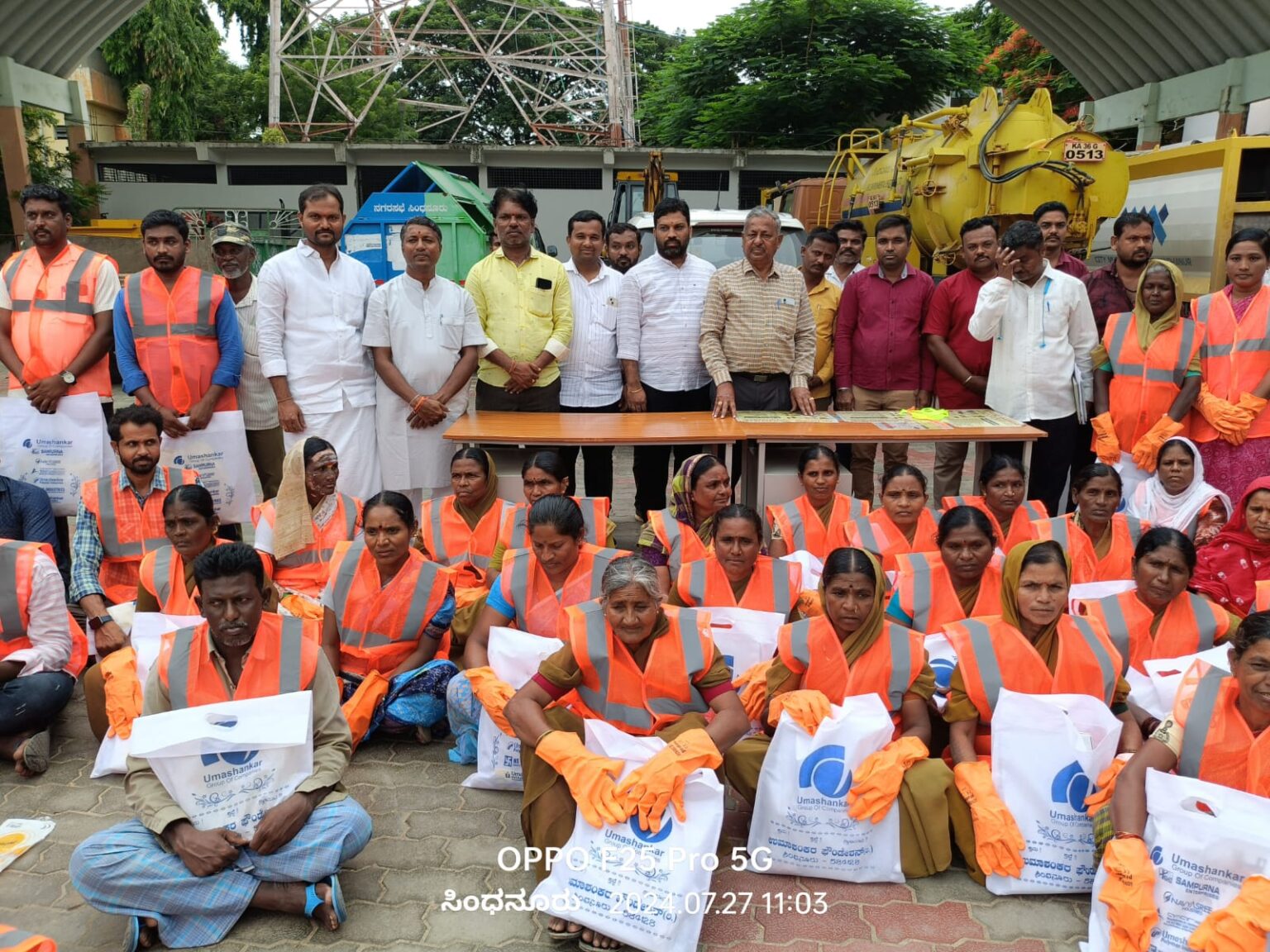 ರಾಜೇಶ್ ಹಿರೇಮಠ ಅವರ ಹುಟ್ಟು ಹಬ್ಬದ ಪ್ರಯುಕ್ತ ನಗರಸಭೆ ಪೌರಕಾರ್ಮಿಕರಿಗೆ ಅಗತ್ಯ ವಸ್ತುಗಳು ಕಿಟ್ ವಿತರಣೆ