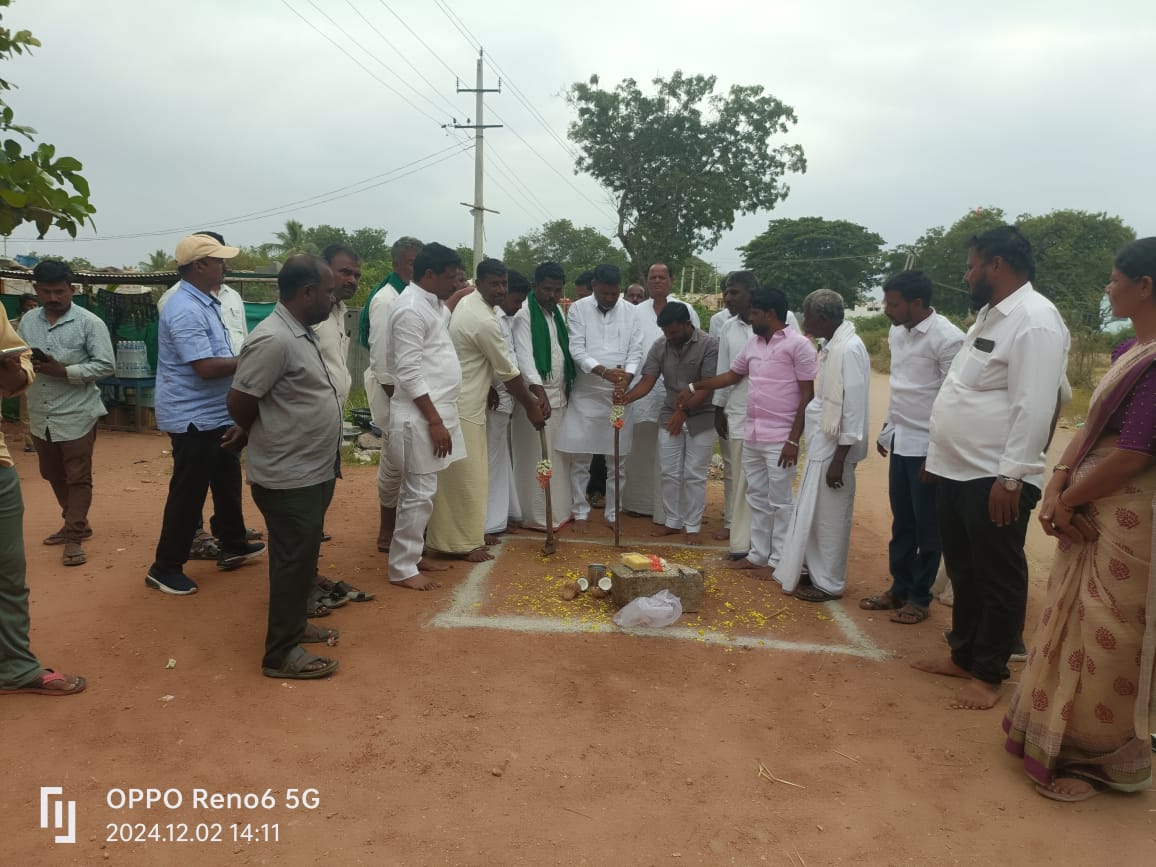 ಒಂದೇ ರಸ್ತೆಯ ಕಾಮಗಾರಿಗೆ ಎರಡೆರಡು ಬಾರಿ ಭೂಮಿಪೂಜೆ ಇಲ್ಲಿ ಜನಪ್ರತಿನಿಧಿಗಳು ಮೌನಂ ಸಮ್ಮತಿ ಲಕ್ಷಣಂ.